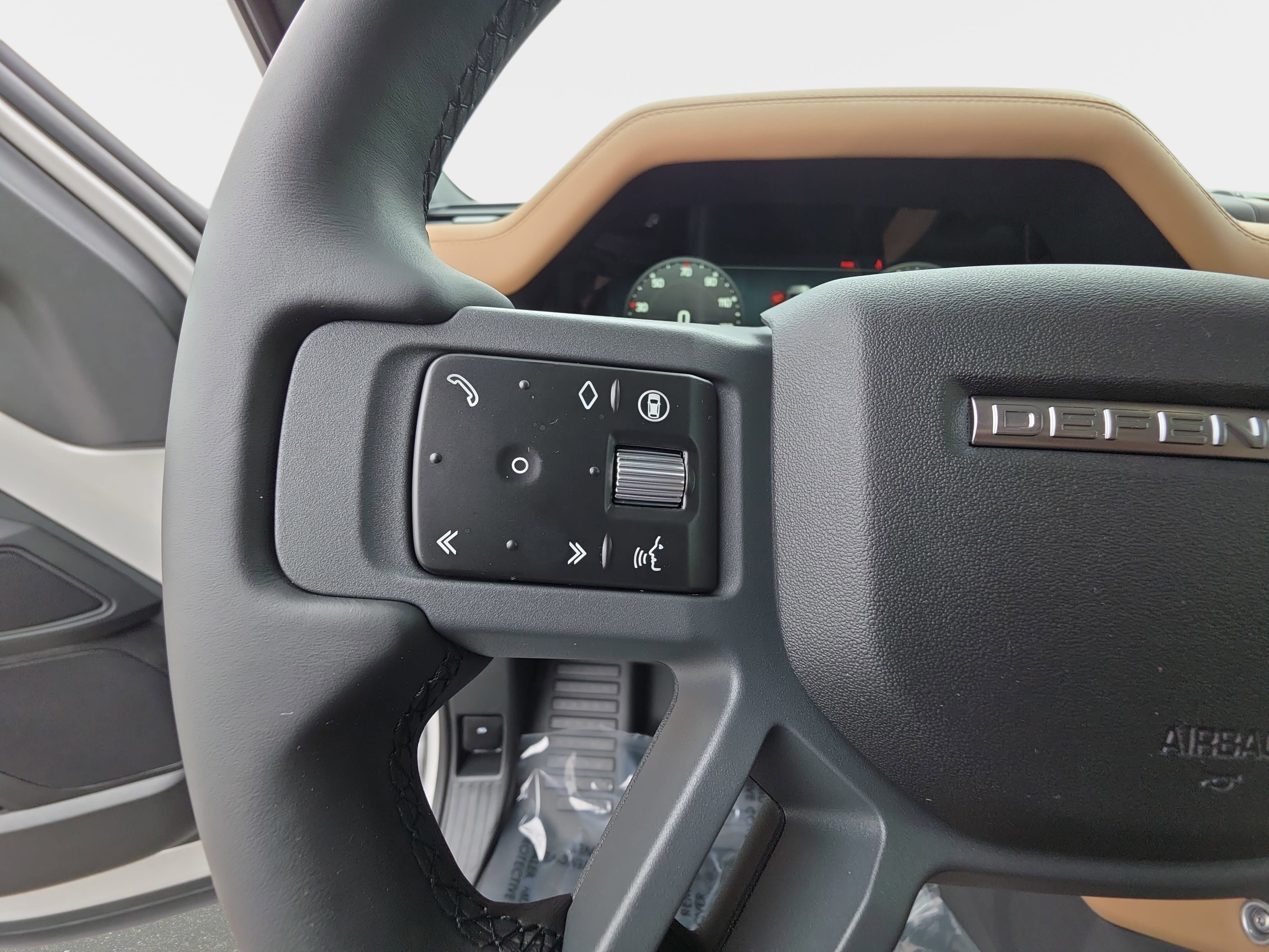 New 2026 Land Rover Defender 110 X-Dynamic SE AWD/4WD image 16