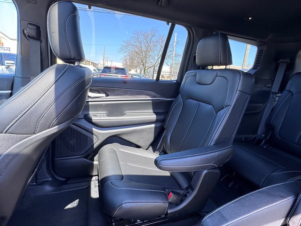 Used 2025 Jeep Grand Cherokee L Limited w/ Luxury Tech Group II AWD/4WD image 16
