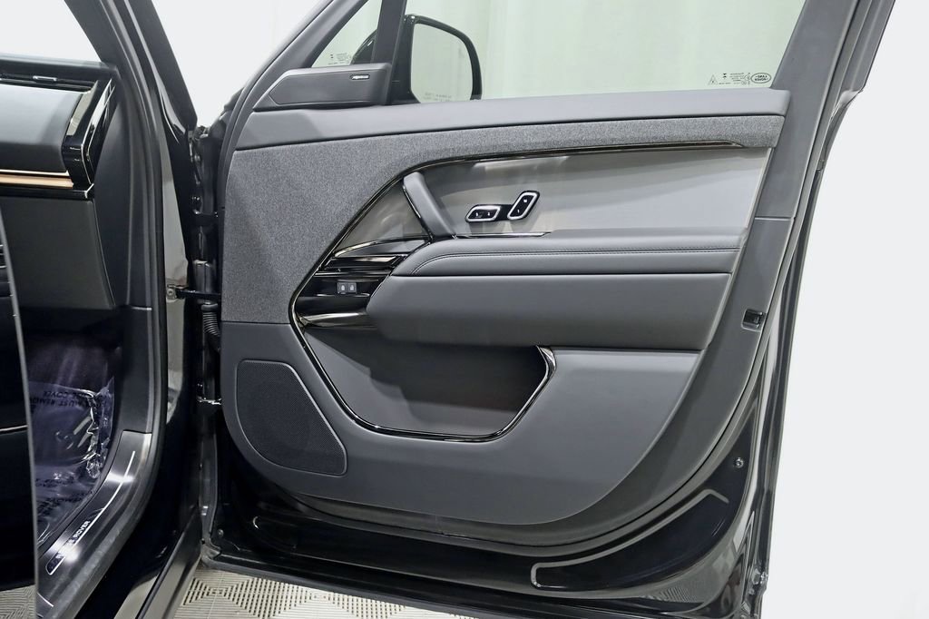 Used 2025 Land Rover Range Rover Sport SE AWD/4WD image 34
