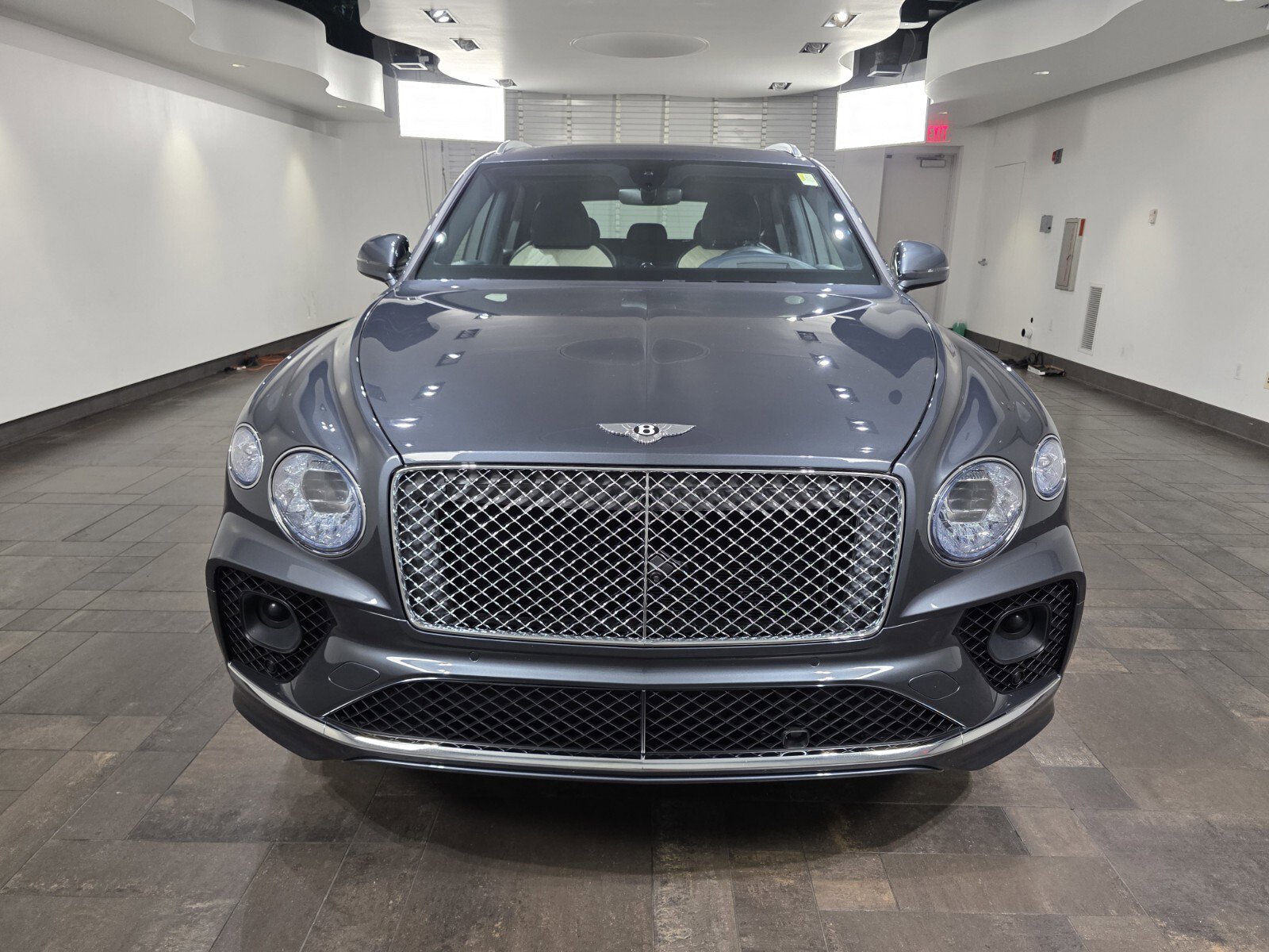 Used 2021 Bentley Bentayga image 2
