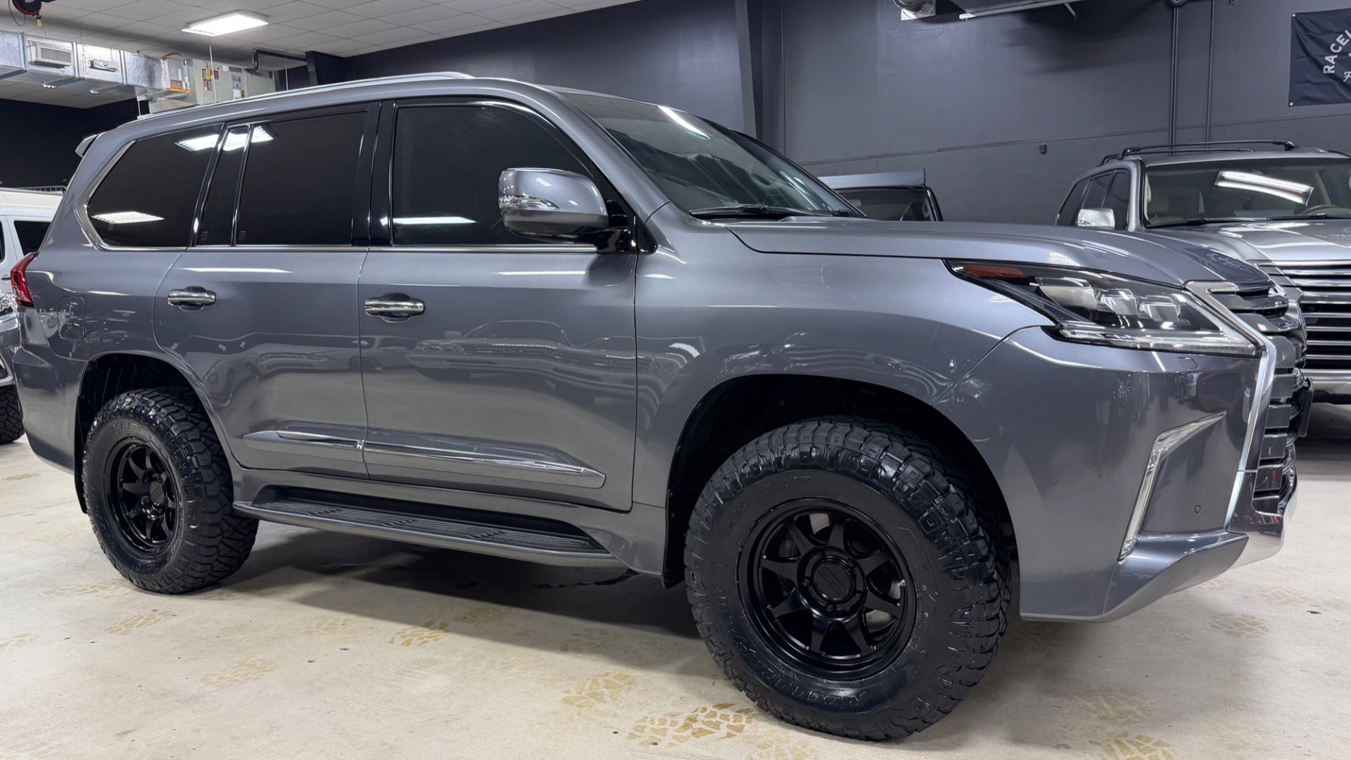 Used 2016 Lexus LX 570 4WD image 1