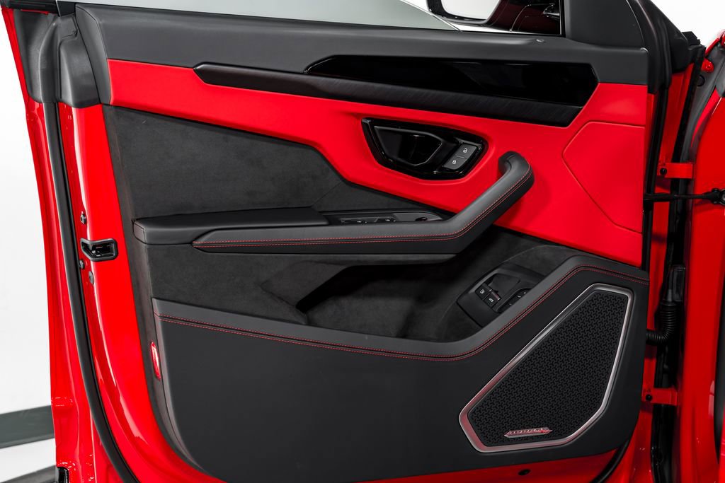 Used 2025 Lamborghini Urus SE AWD/4WD image 9