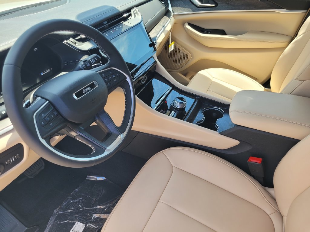 New 2026 Jeep Grand Cherokee L Limited w/ Limited Altitude Package AWD/4WD image 6