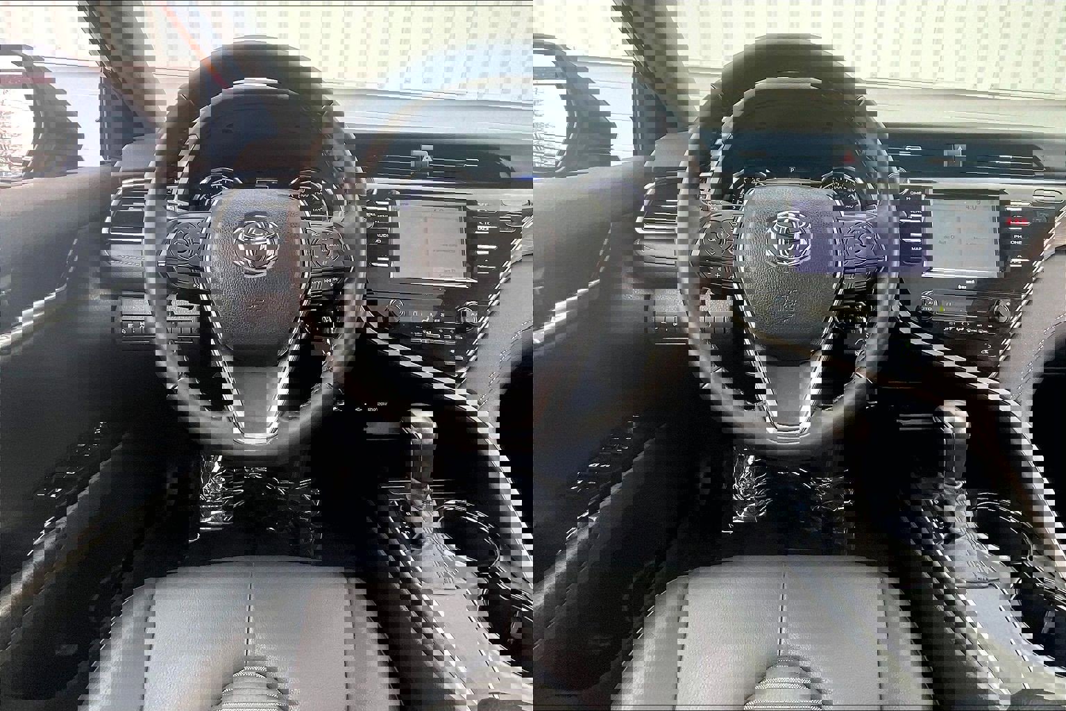 Used 2020 Toyota Camry SE image 6