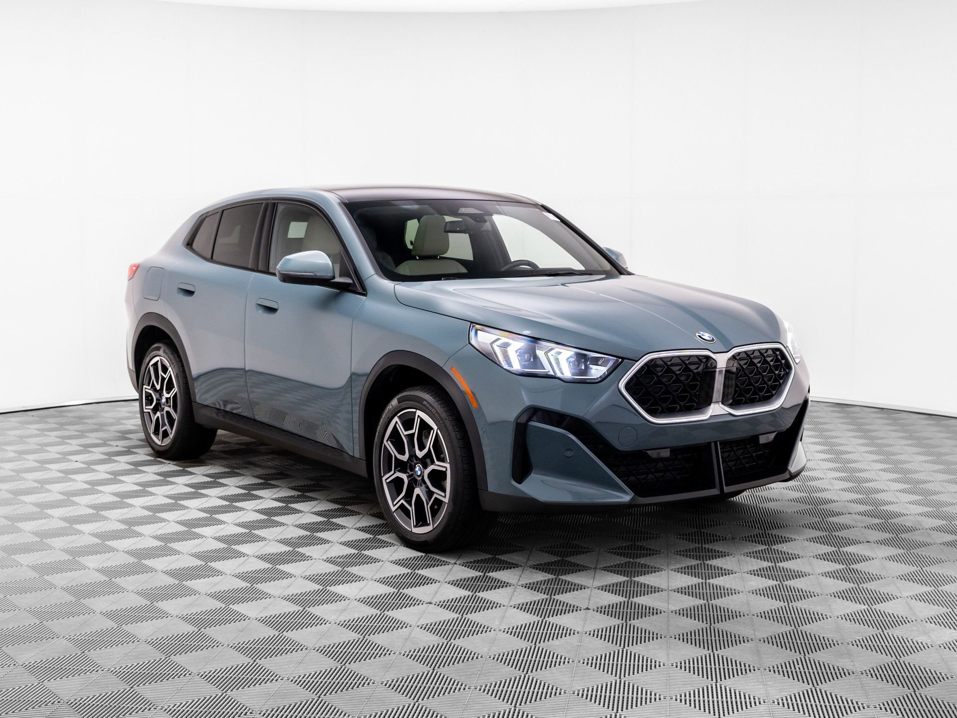Certified 2025 BMW X2 xDrive28i w/ Premium Package AWD/4WD image 8