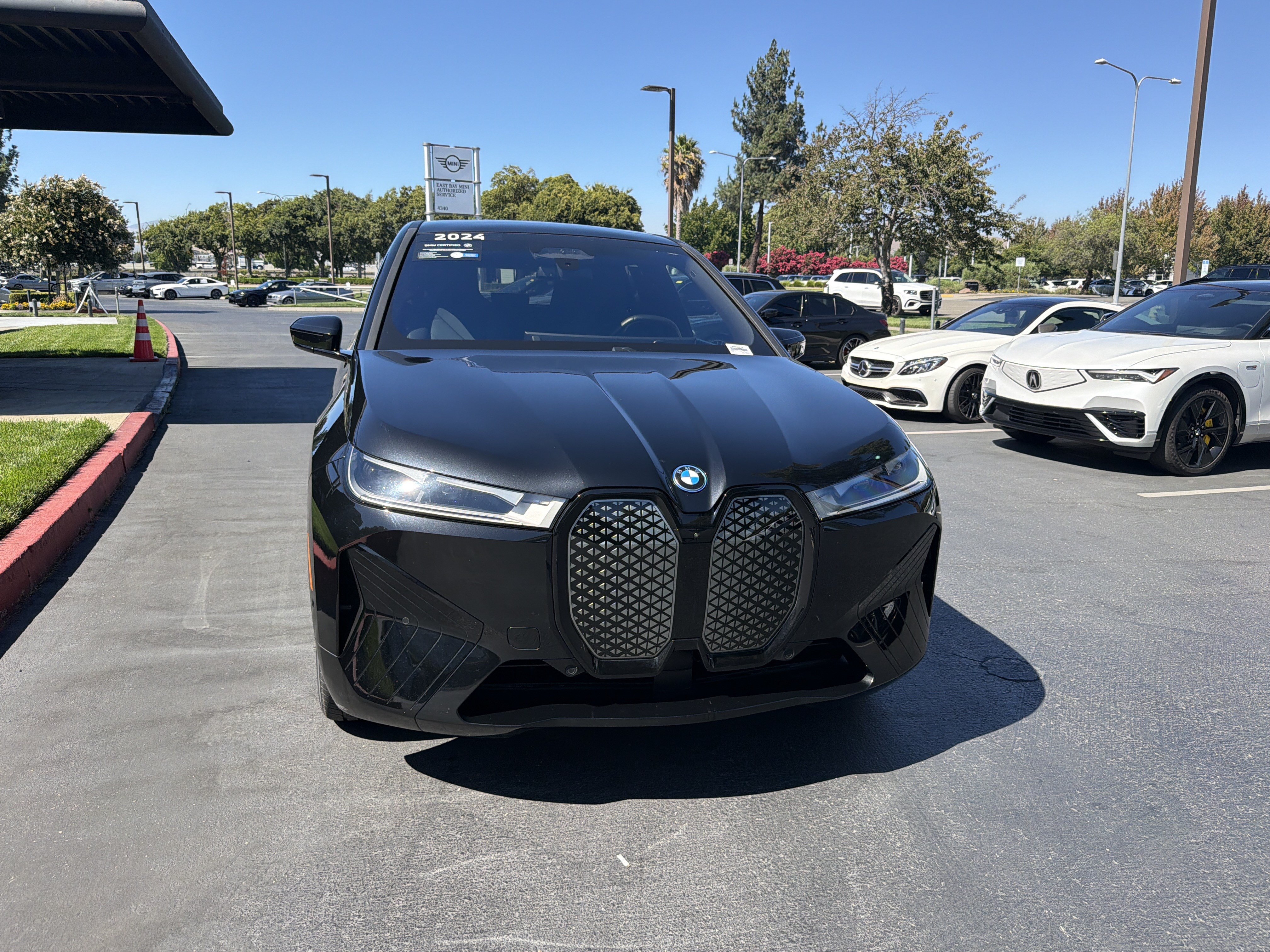 Used 2024 BMW iX xDrive50 w/ Sport Package AWD/4WD image 12