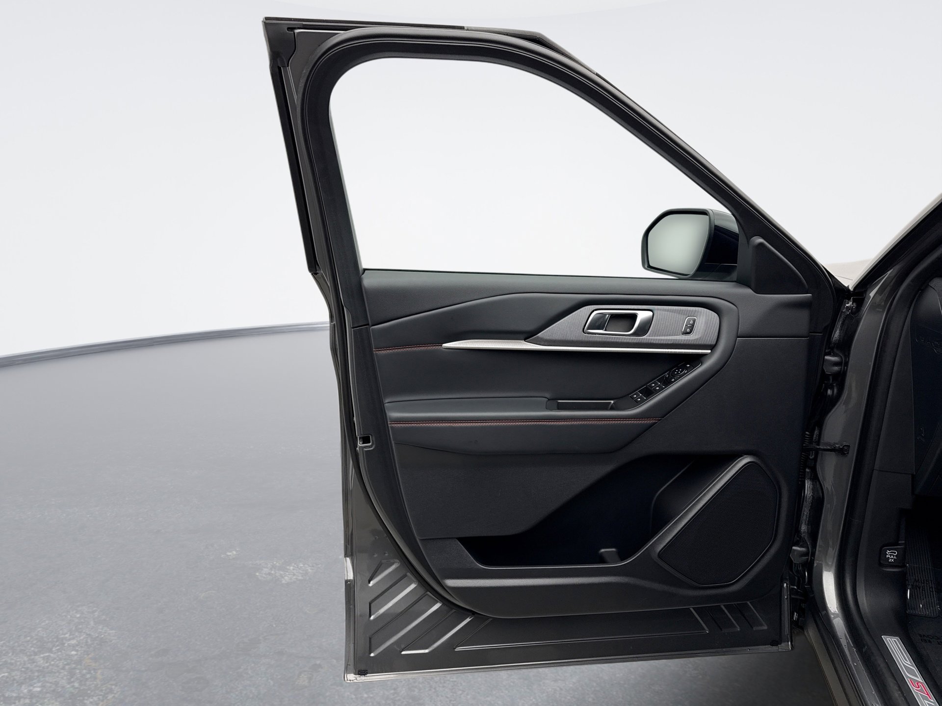 Used 2025 Ford Explorer ST-Line image 9