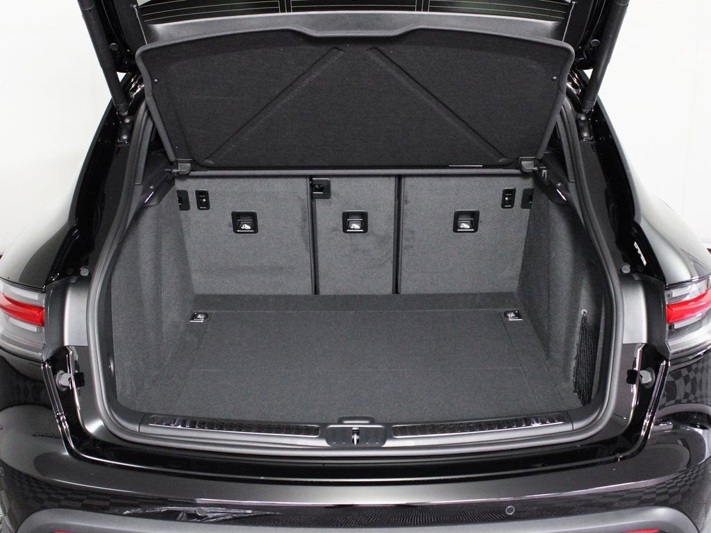 Certified 2025 Porsche Macan image 14