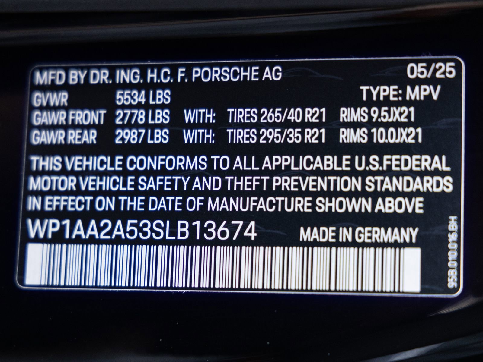 Certified 2025 Porsche Macan AWD/4WD image 38