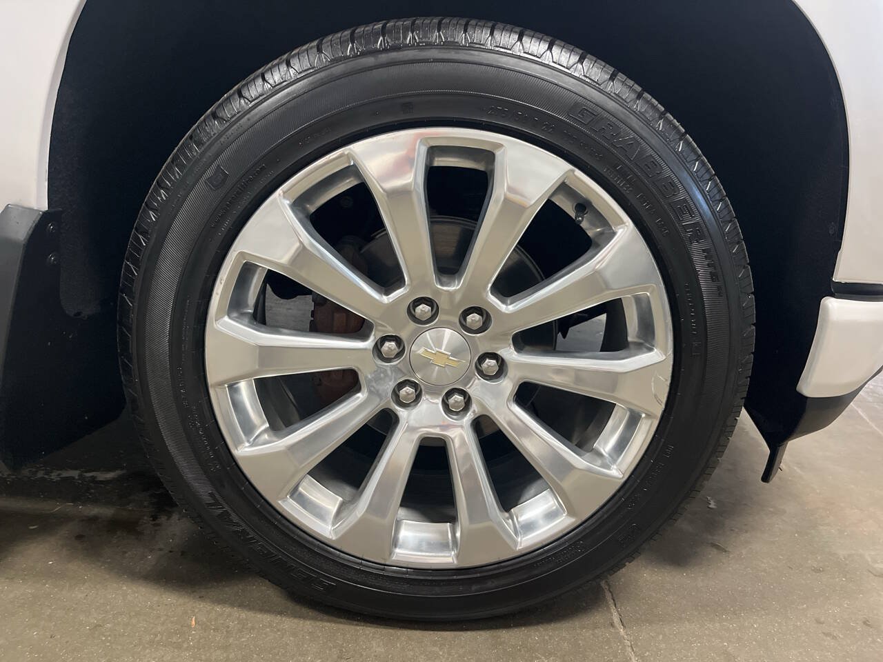 Used 2019 Chevrolet Silverado 1500 High Country w/ Technology Package AWD/4WD image 8