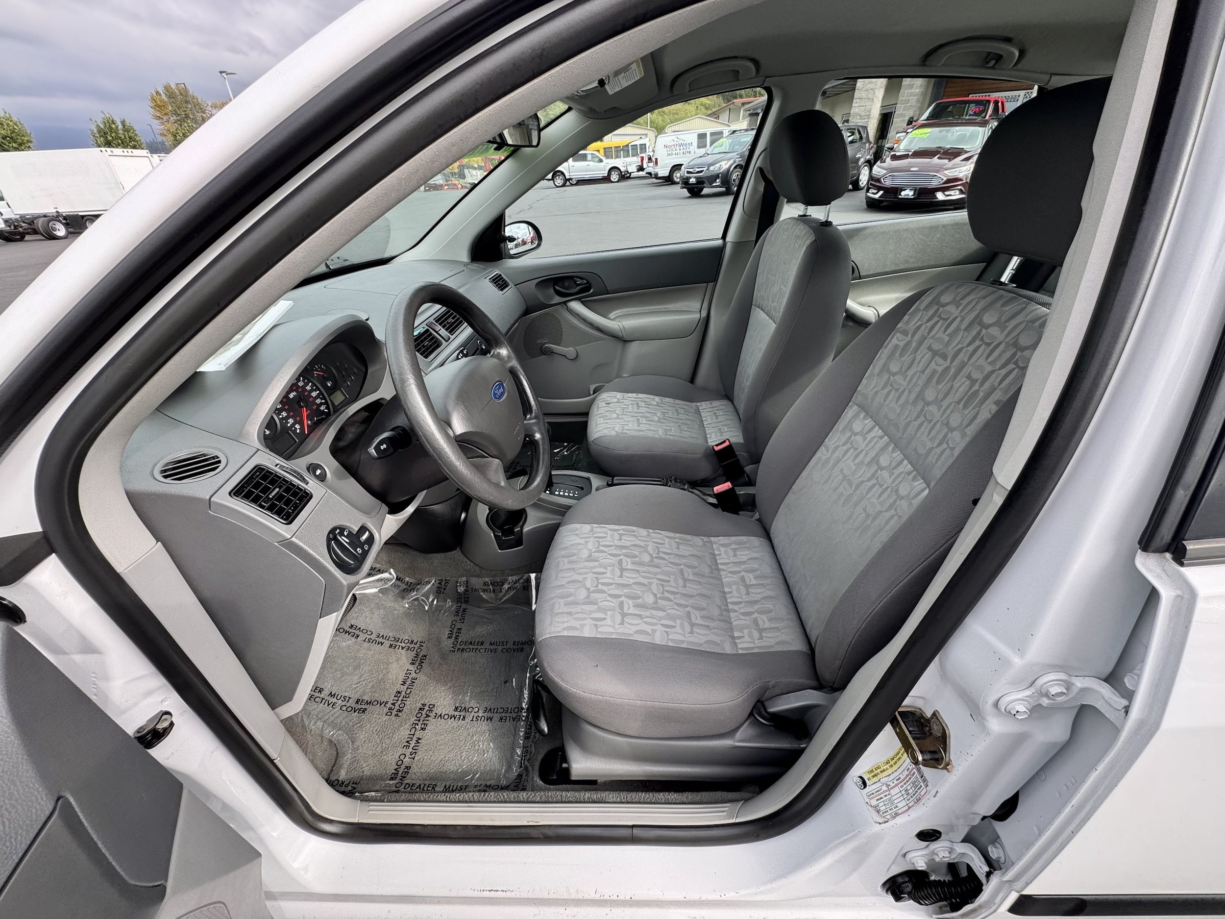 Used 2005 Ford Focus ZX4 Sedan FWD image 8