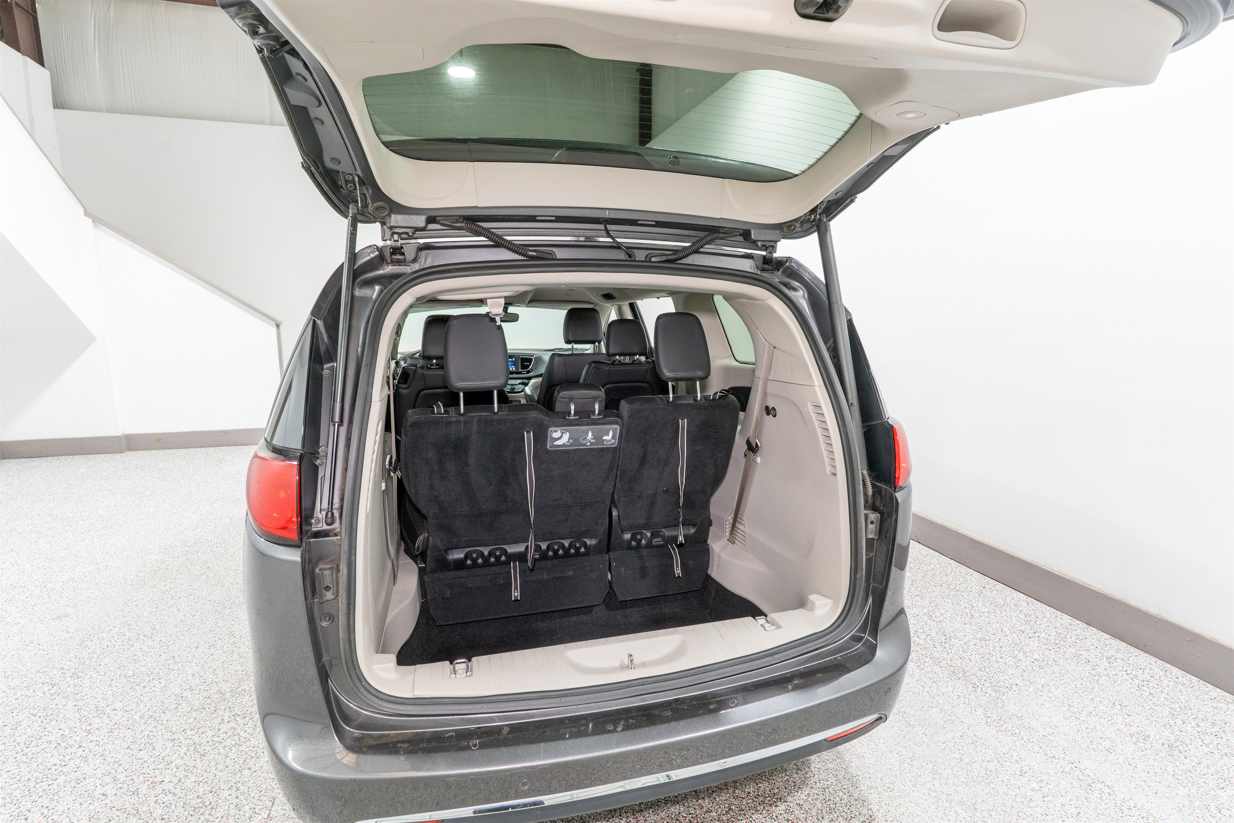 Used 2020 Chrysler Pacifica Touring-L image 30