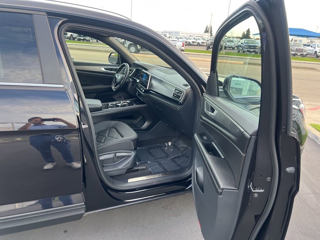 Used 2025 Volkswagen Atlas Cross Sport SE image 31