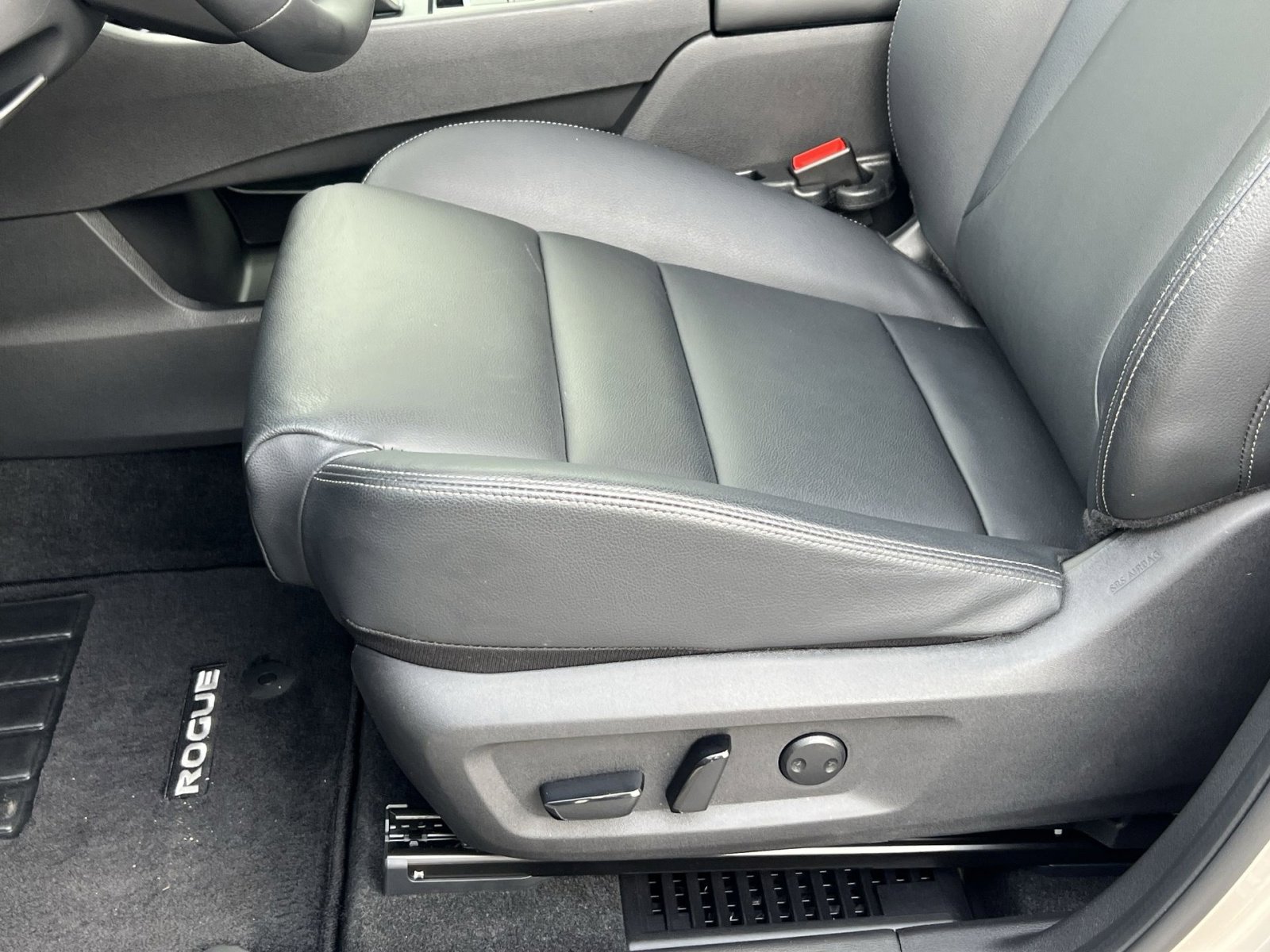 Used 2025 Nissan Rogue SL w/ SL Premium Package image 11