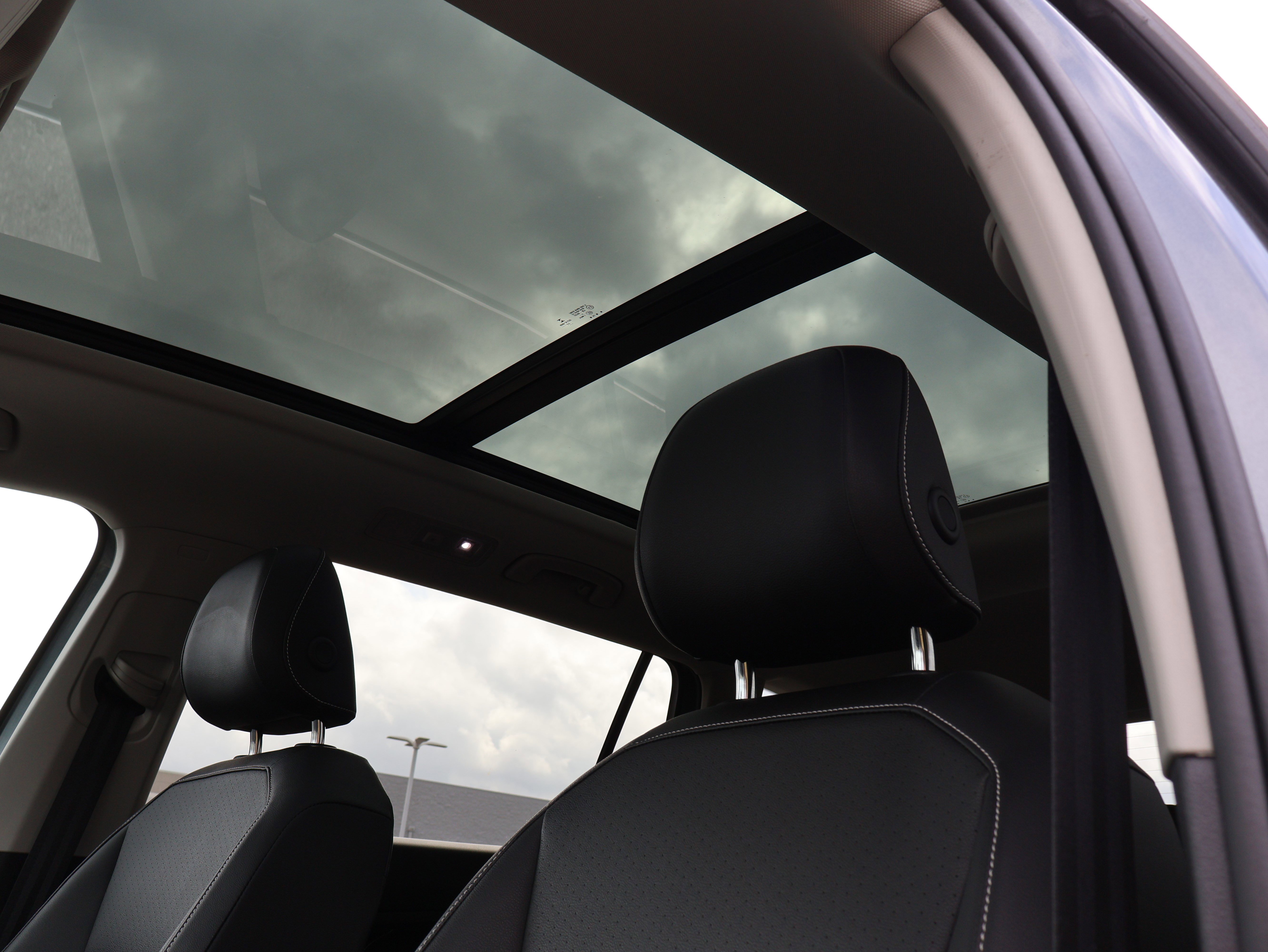 Used 2023 Volkswagen Tiguan SE image 39