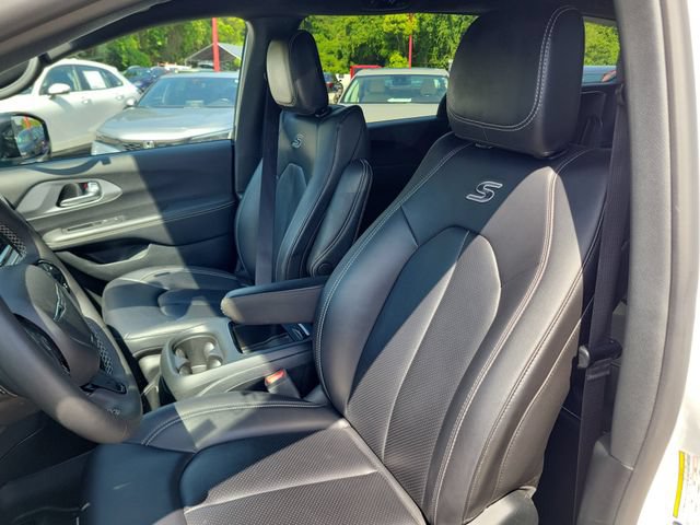 Used 2024 Chrysler Pacifica Limited FWD image 18