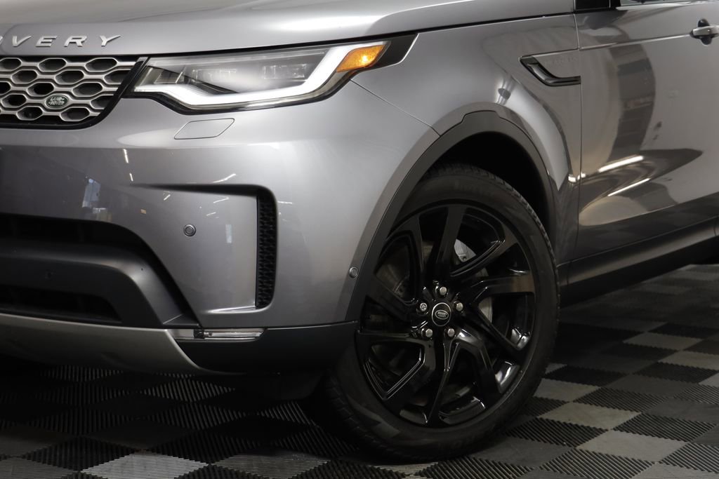 Used 2025 Land Rover Discovery S image 2