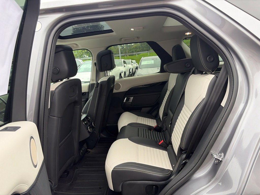 Used 2025 Land Rover Discovery S AWD/4WD image 17