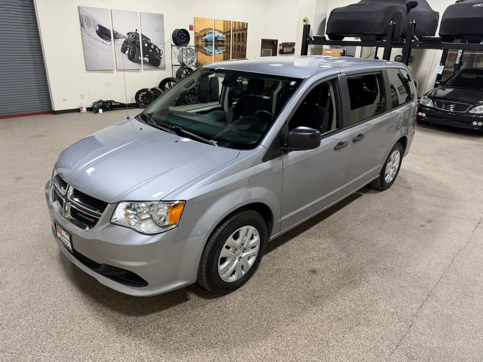 Used 2019 Dodge Grand Caravan SE image 3