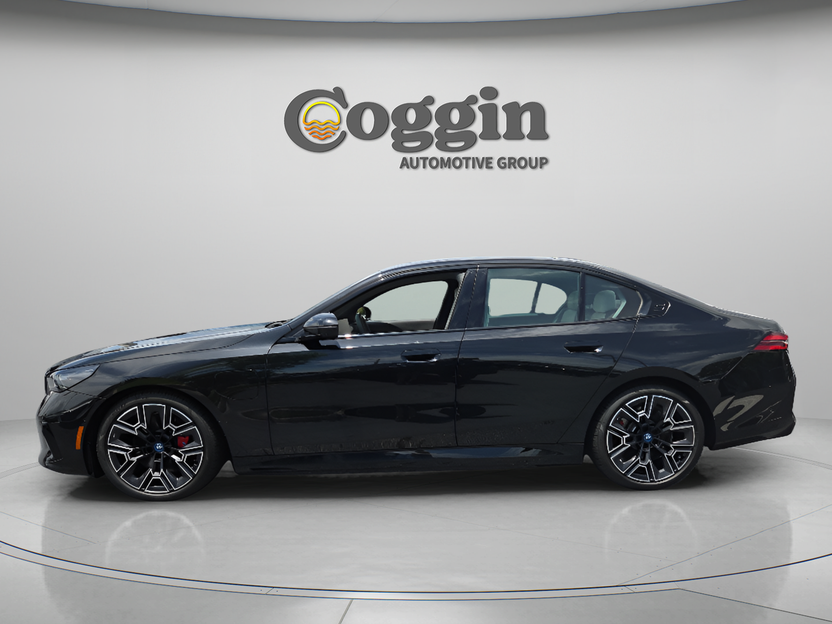 Used 2025 BMW 550e xDrive w/ Premium Package AWD/4WD image 2