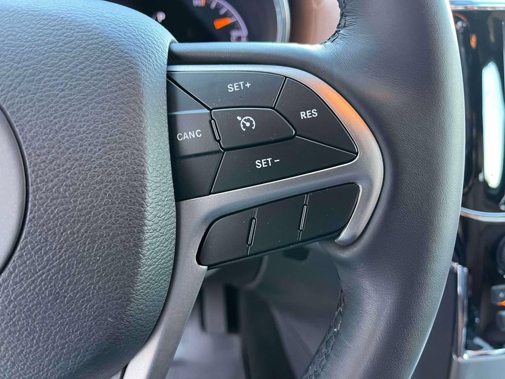 Used 2020 Jeep Grand Cherokee Overland AWD/4WD image 31