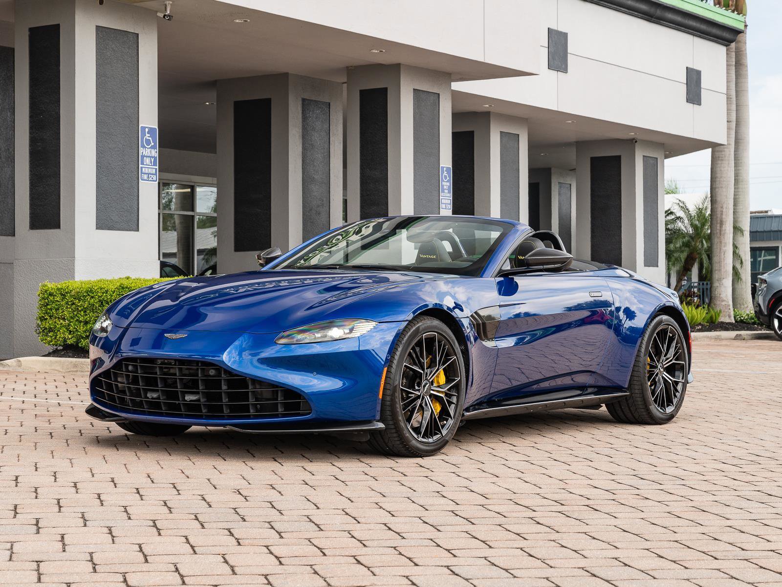 Used 2021 Aston Martin V8 Vantage Roadster image 21