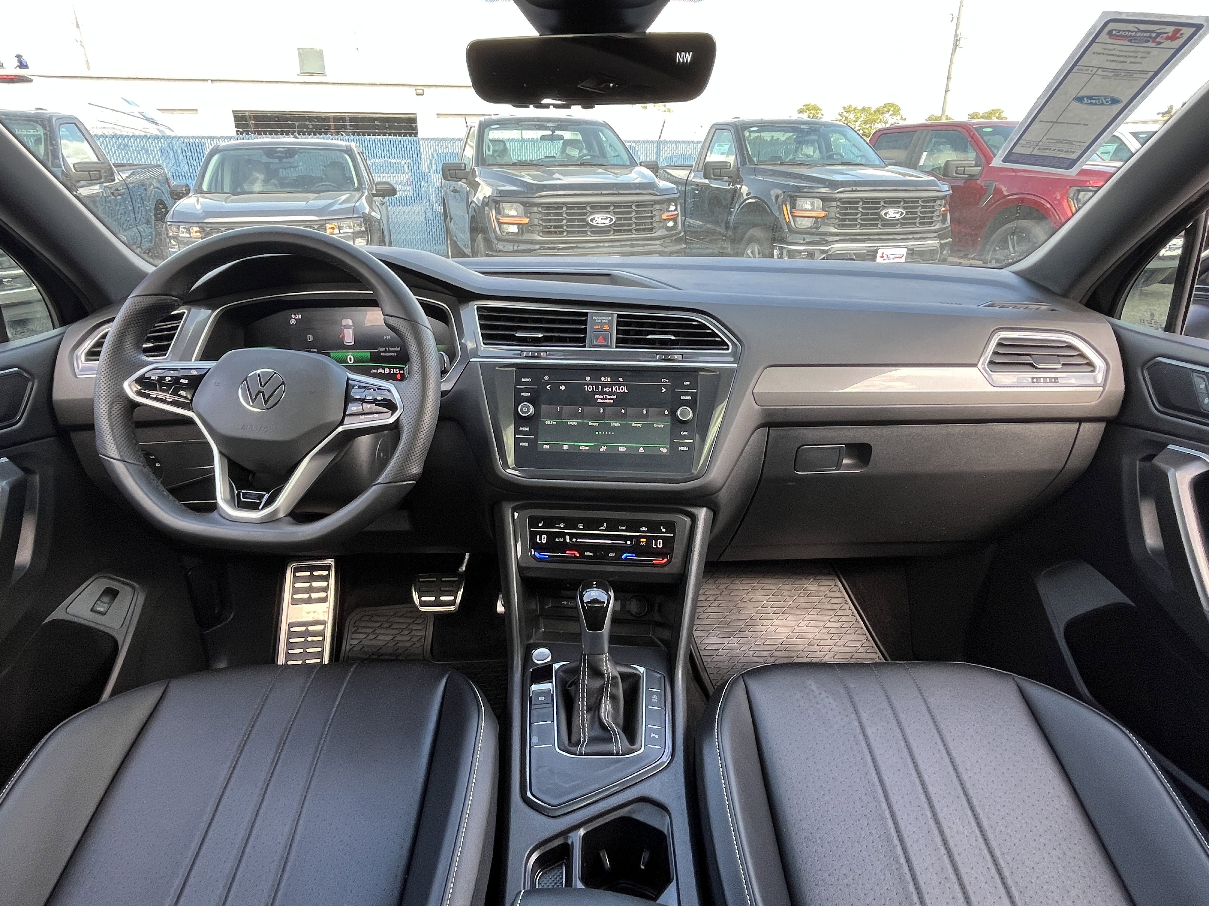 Used 2024 Volkswagen Tiguan SE R-Line image 31