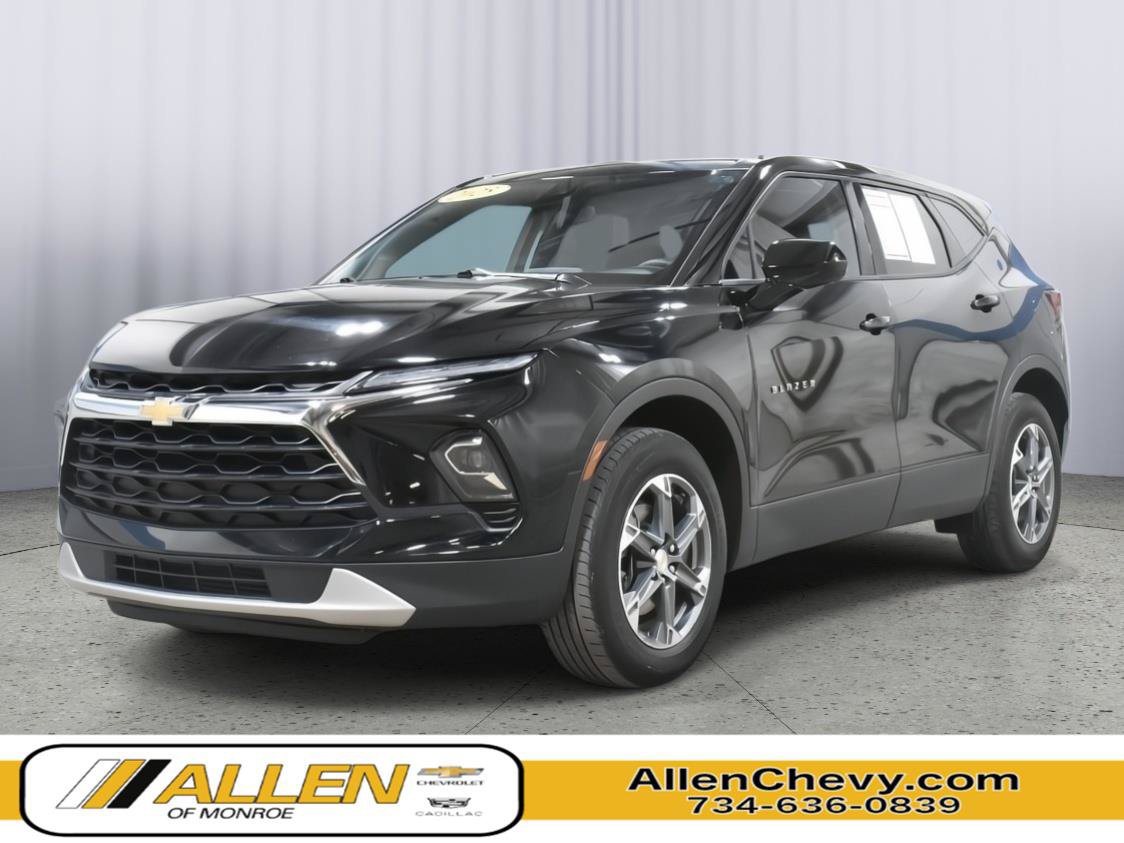 Used 2025 Chevrolet Blazer LT FWD image 1