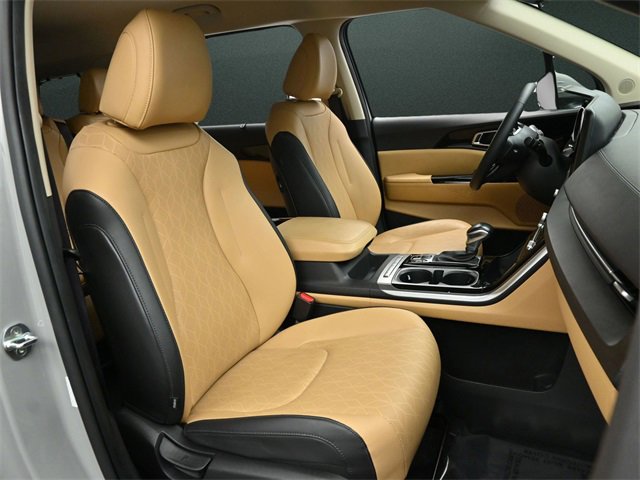 Used 2022 Kia Carnival EX image 20