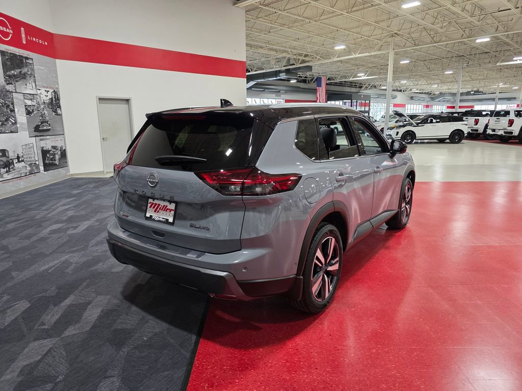 Used 2025 Nissan Rogue SL w/ SL Premium Package image 3