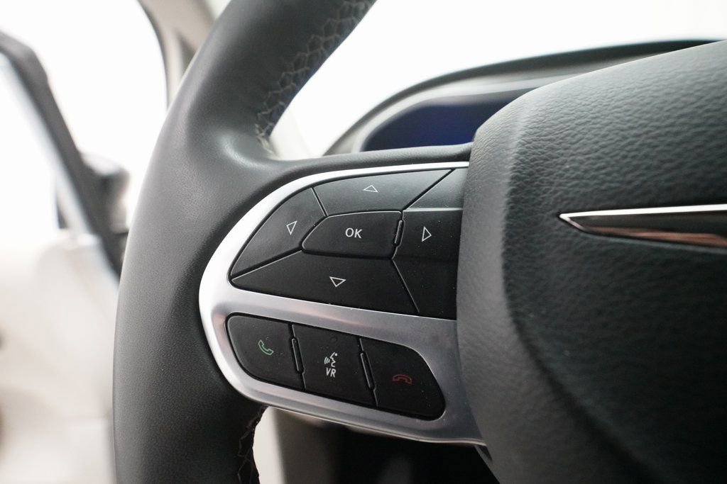 Used 2024 Chrysler Pacifica Touring-L image 18