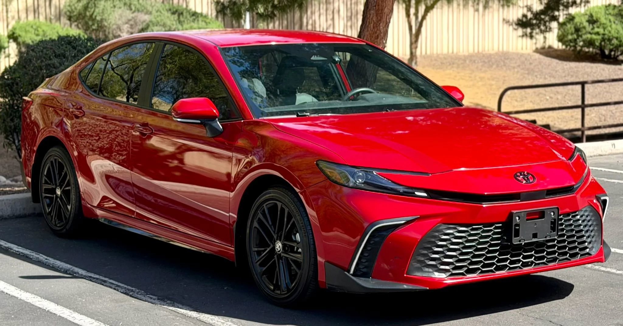 Used 2025 Toyota Camry SE w/ Convenience Package image 1