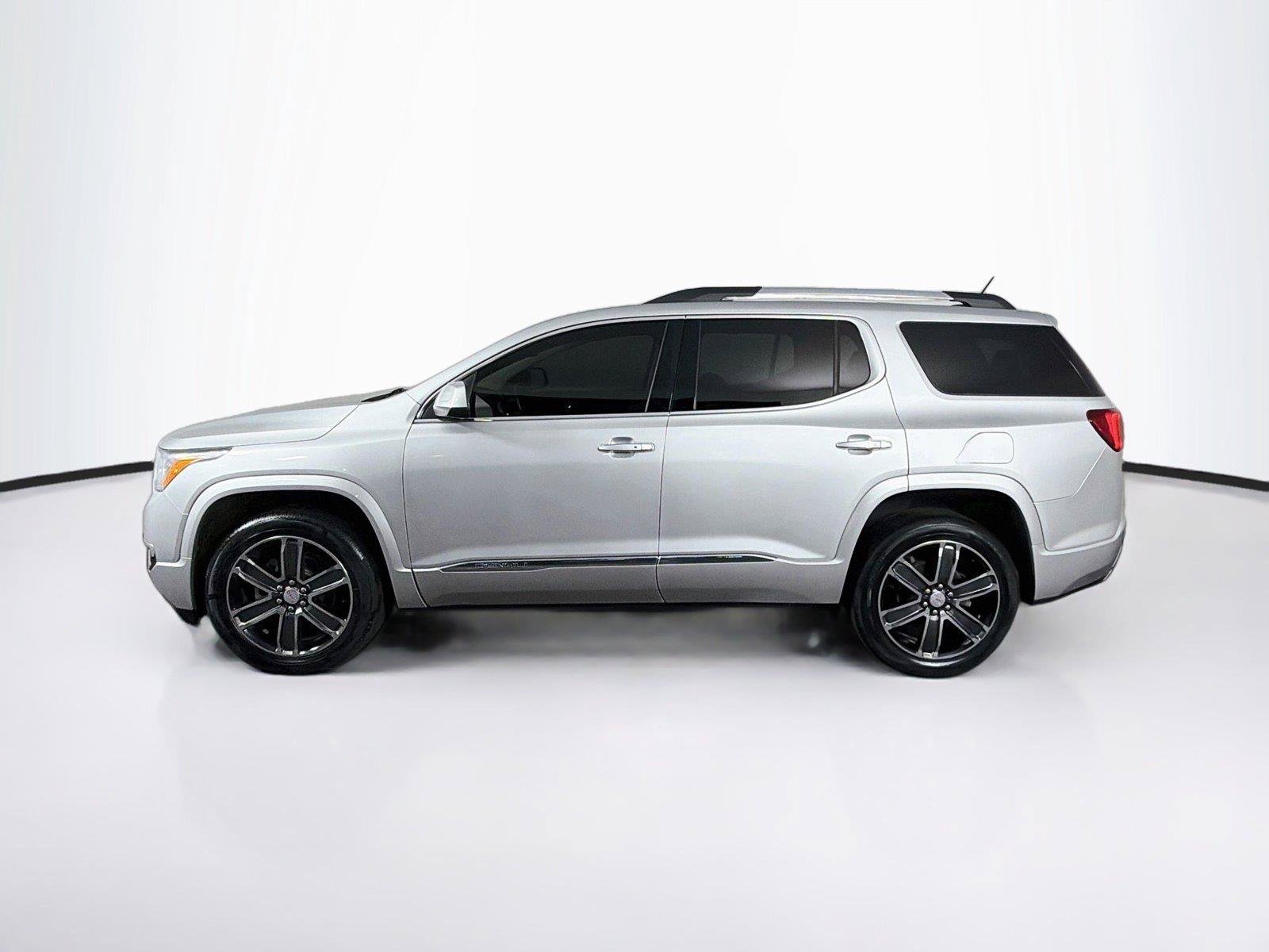 Used 2017 GMC Acadia Denali w/ Technology Package FWD image 8