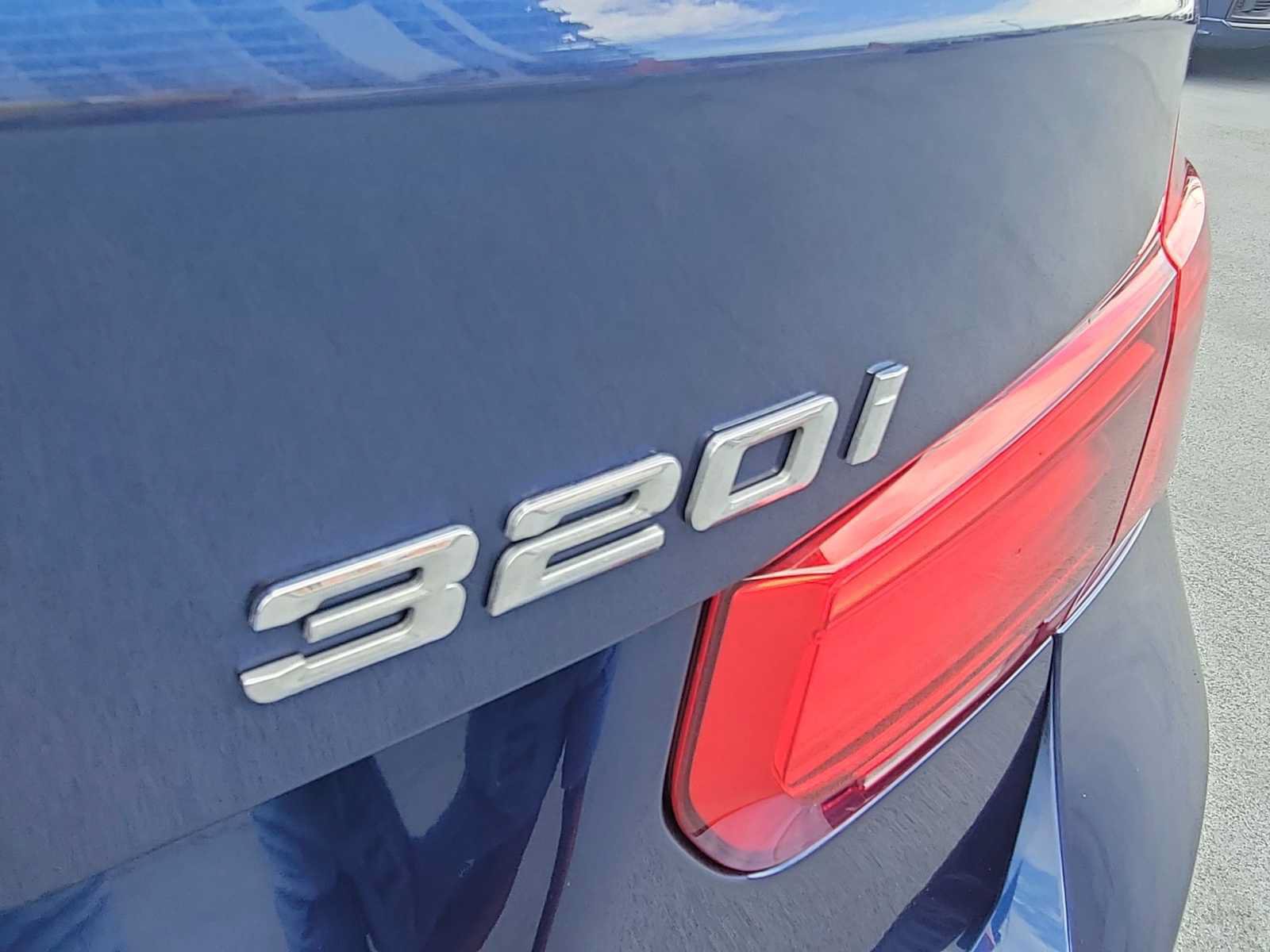Used 2018 BMW 320i Sedan RWD image 11