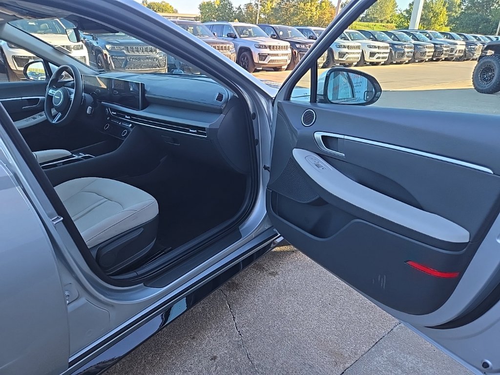 Used 2025 Hyundai Sonata SEL FWD image 30
