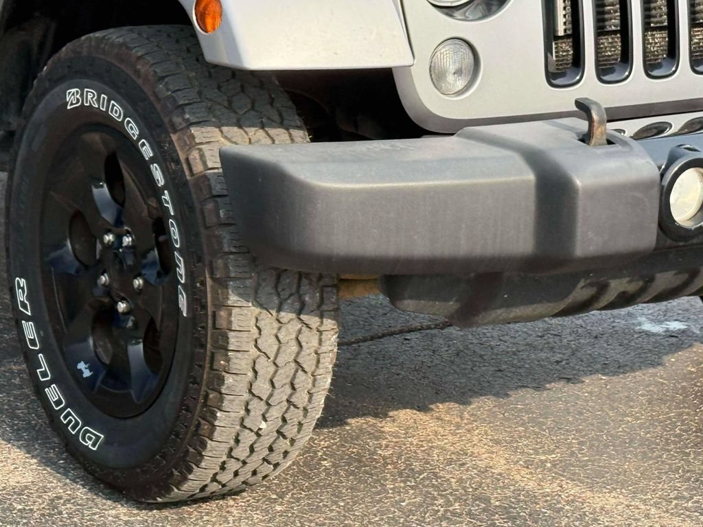 Used 2015 Jeep Wrangler Unlimited Sahara w/ Dual Top Group AWD/4WD image 5