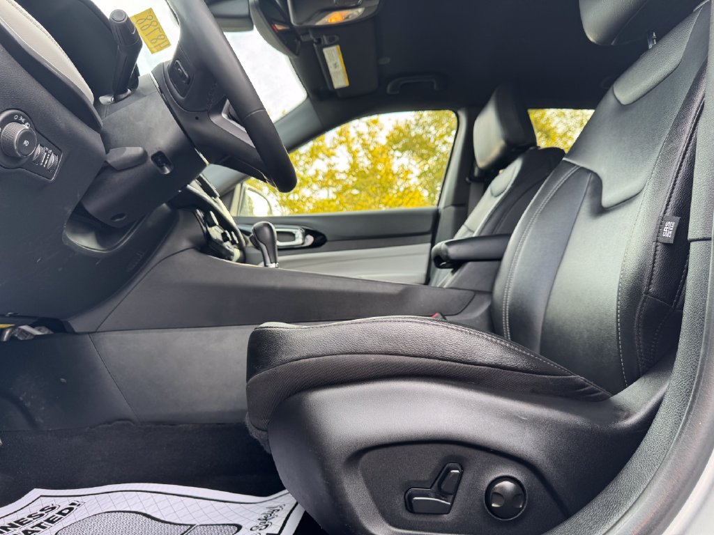 Used 2025 Jeep Compass Limited AWD/4WD image 19