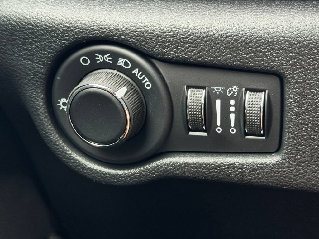New 2027 Chrysler Pacifica Select FWD image 28