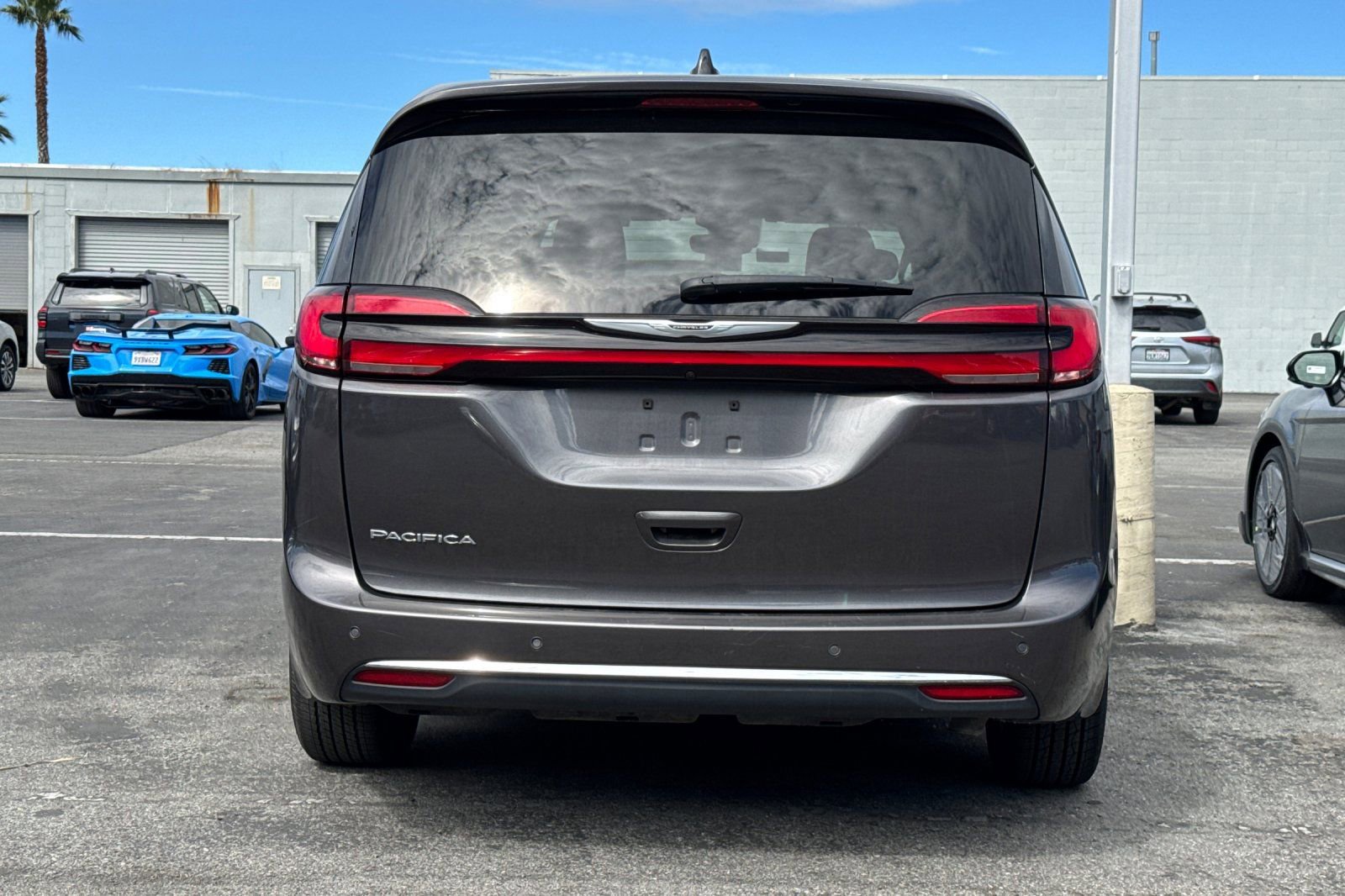 Used 2023 Chrysler Pacifica Touring-L FWD image 6
