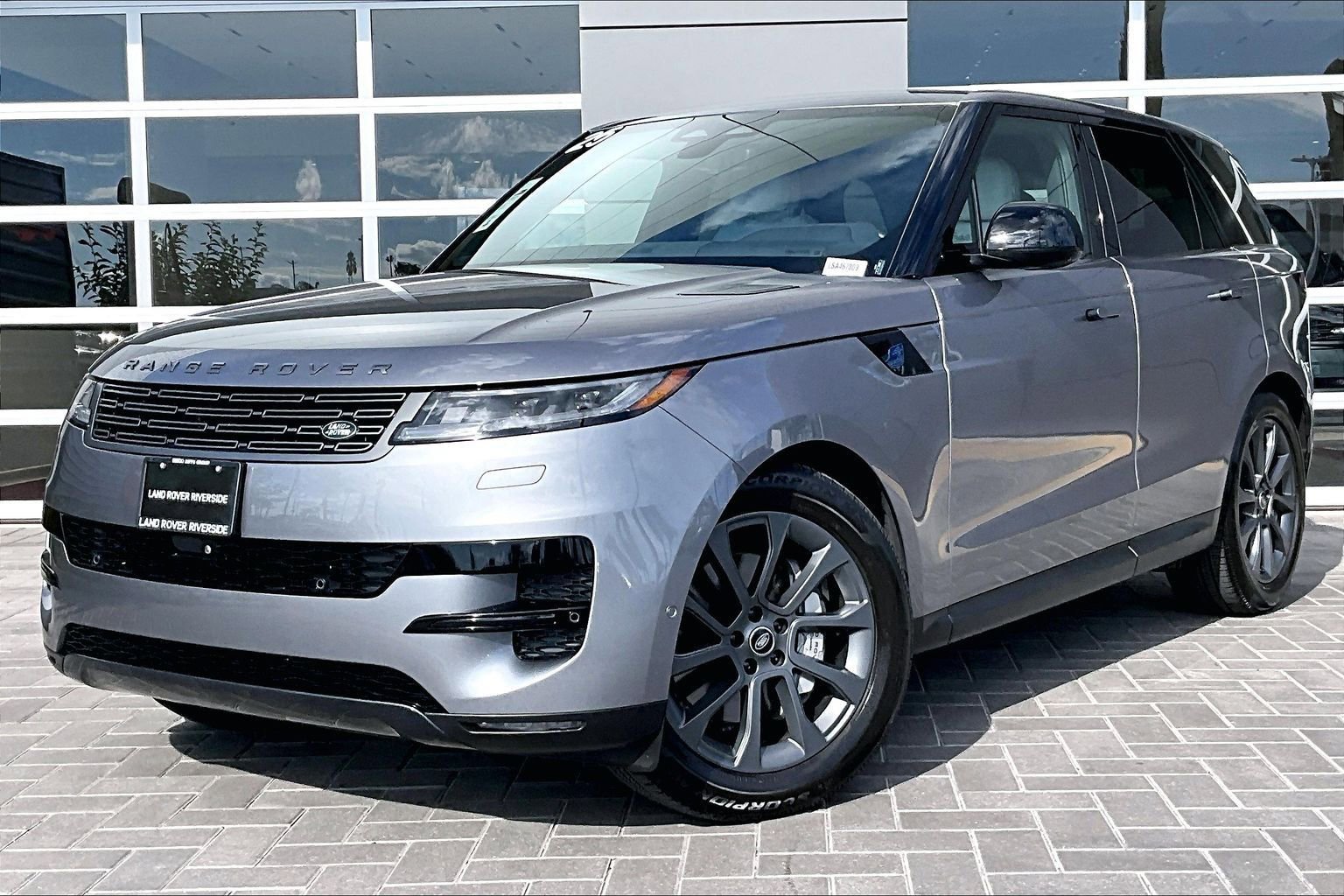 Used 2025 Land Rover Range Rover Sport image 1
