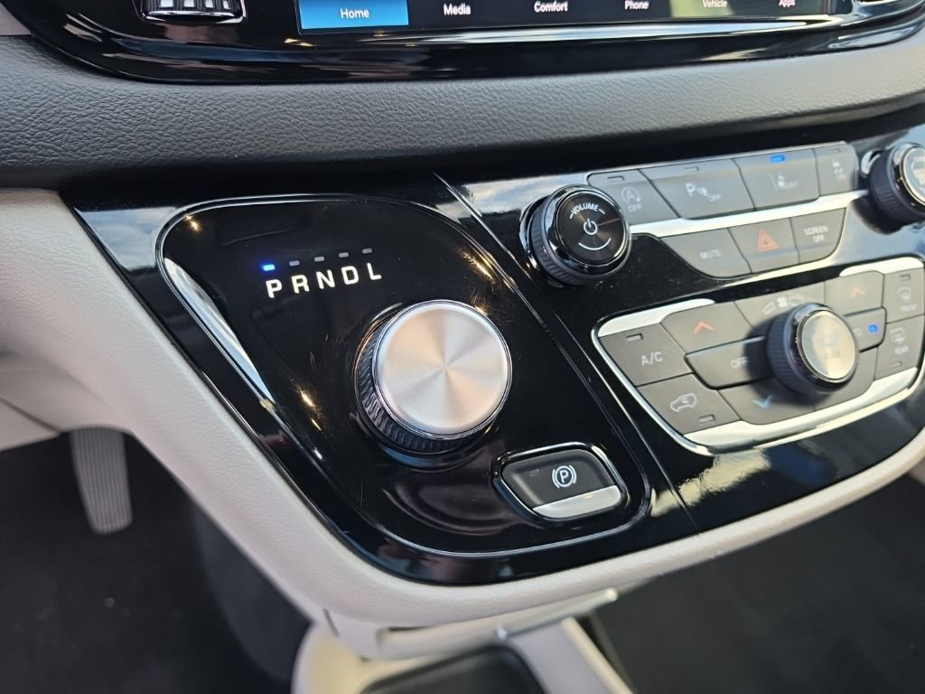 Used 2024 Chrysler Pacifica Touring-L FWD image 16