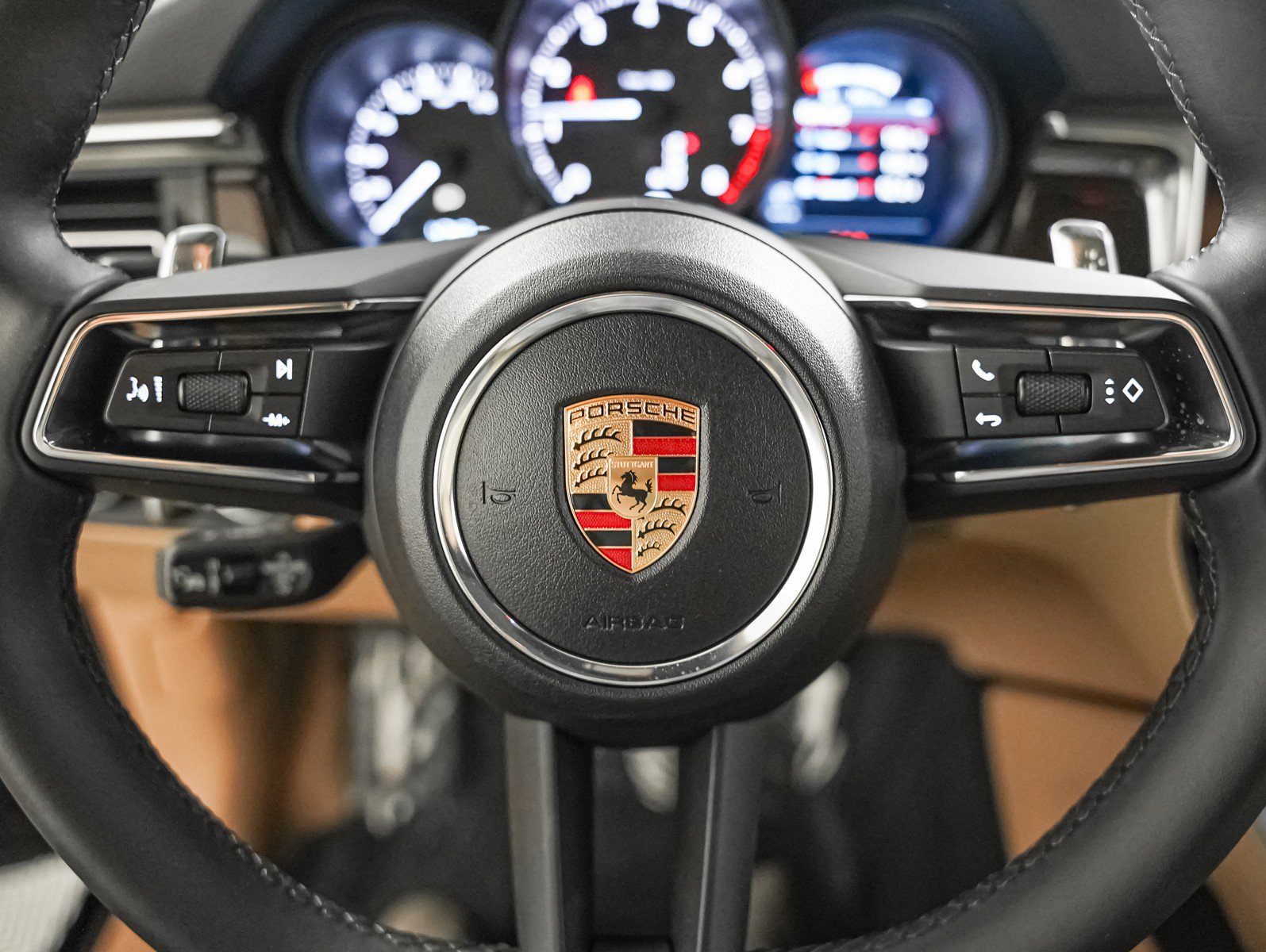 Certified 2025 Porsche Macan image 17