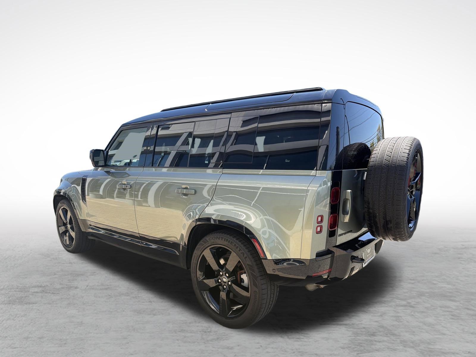Used 2025 Land Rover Defender 110 X-Dynamic SE image 3