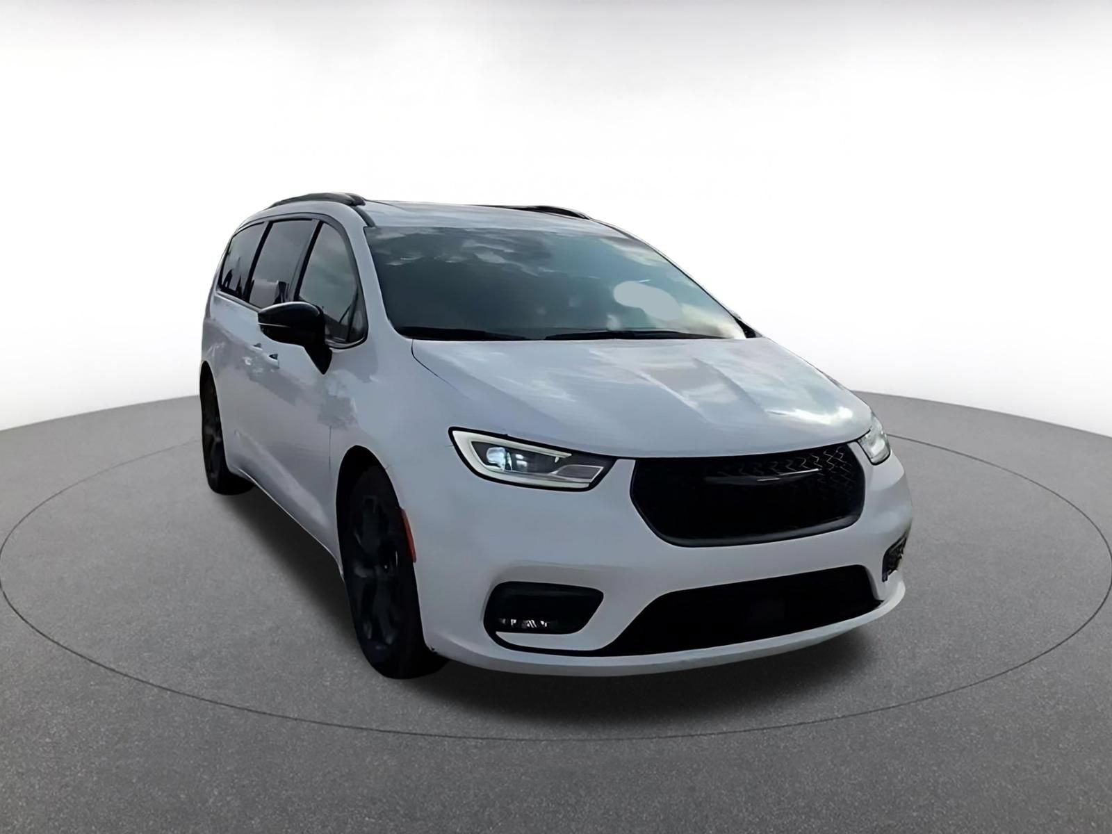 Used 2025 Chrysler Pacifica Limited FWD image 3