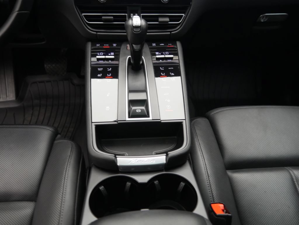 Certified 2023 Porsche Macan Turbo AWD/4WD image 33