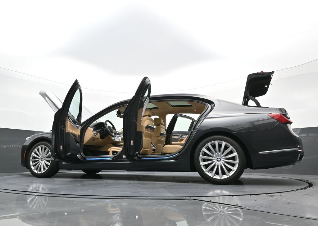 Used 2022 BMW 740i xDrive w/ Premium Package image 41