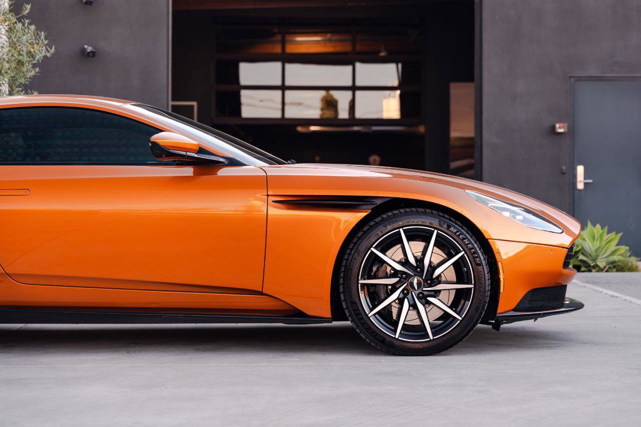 Used 2018 Aston Martin DB11 Coupe image 19
