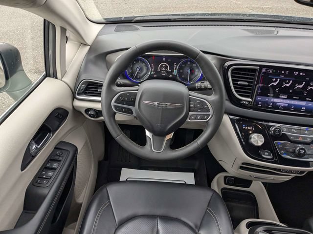 Used 2023 Chrysler Pacifica Touring-L FWD image 17