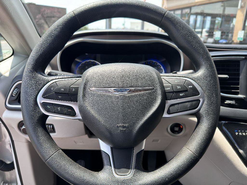 Used 2020 Chrysler Voyager L image 19