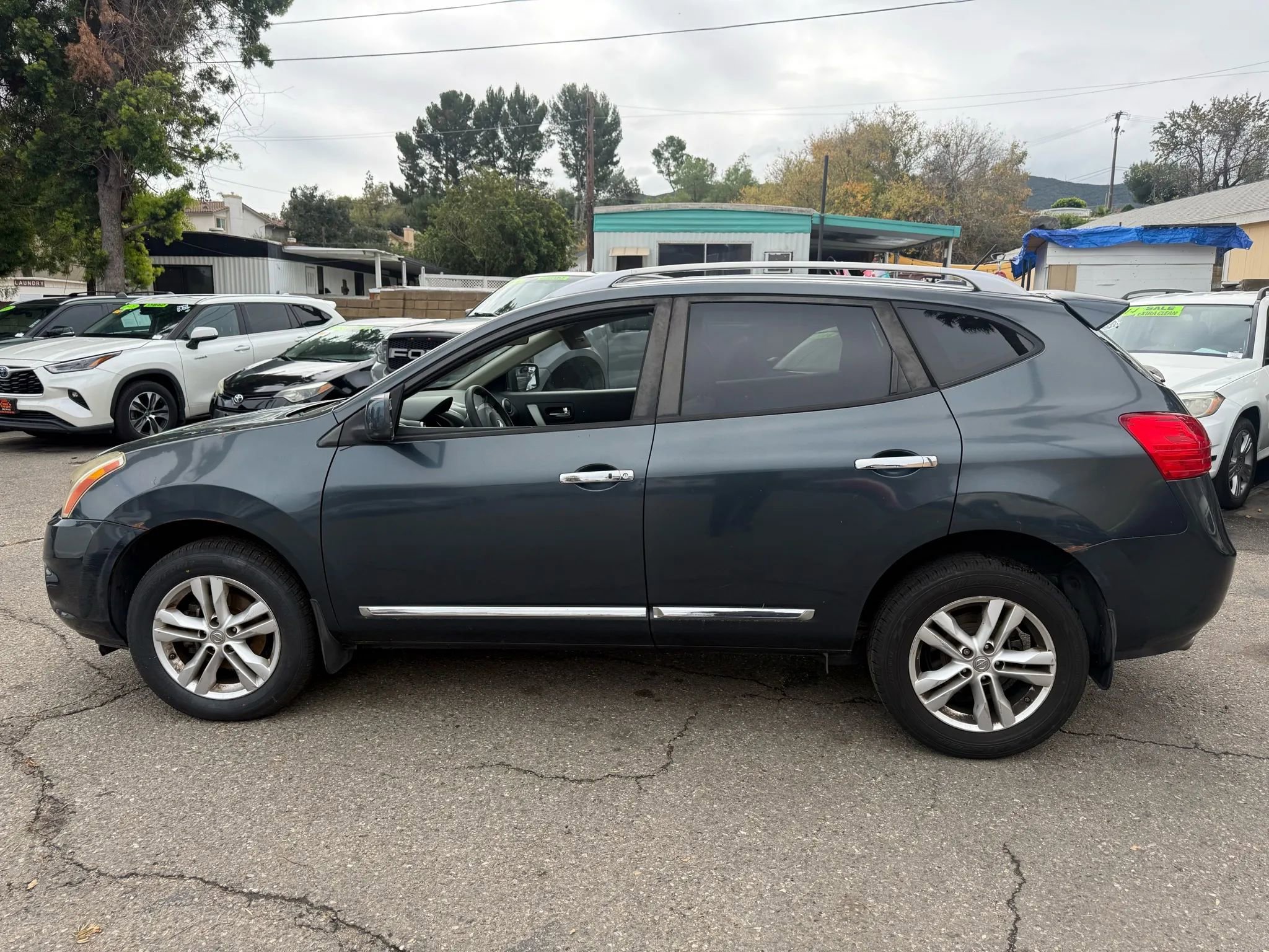 Used 2012 Nissan Rogue SV w/ Premium Pkg image 4